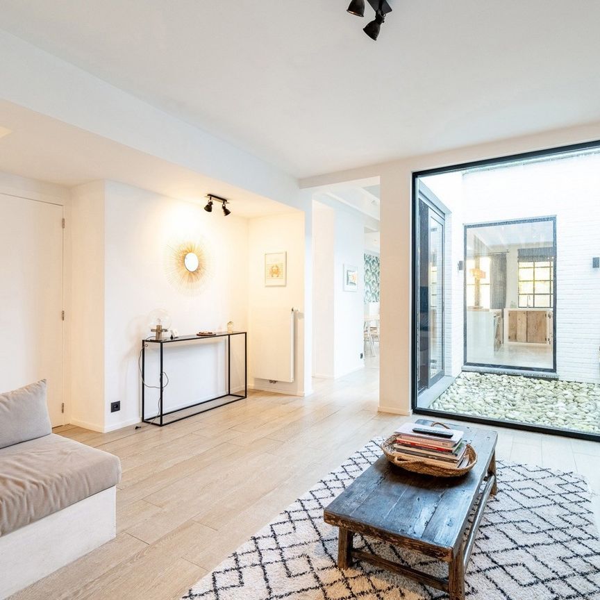 Instapklare, gemeubelde rijwoning met 5 slaapkamers en tuin – hartje Oud-Knokke - Photo 1