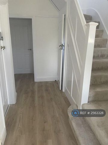 1 bedroom in a house share to rent - Photo 3