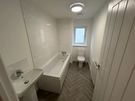 3 bedroom flat to rent - Photo 4