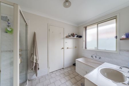 3 Bedroom Home with Double Garage! - Photo 5