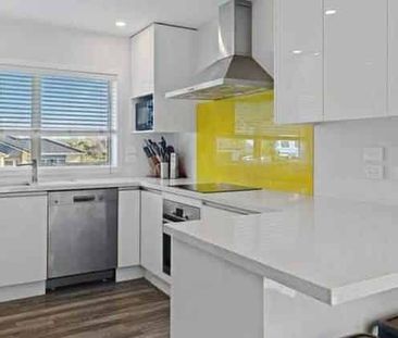 Stylish Split-Level Living in Sought-After Cambridge - Photo 5