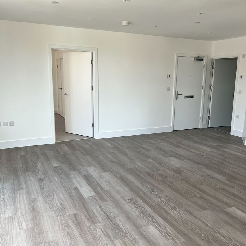 2 Bed Flat, Edgewood Mews, N3 - Photo 1