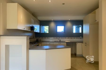 CENTRAL PAKENHAM FAMILY HOME! - Photo 3