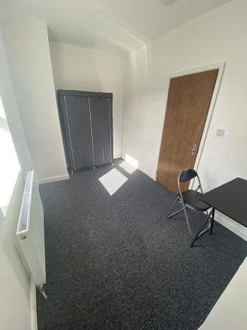 1 bedroom in a flat share to rent - Photo 5