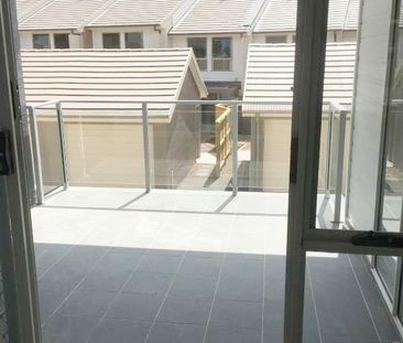 Modern 3 Bedroom Townhouse - Photo 5
