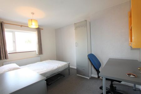 3 bedroom flat to rent - Photo 4