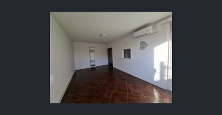 Spacious 3-Bedroom Apartment in Prime St Kilda East Location - Photo 2