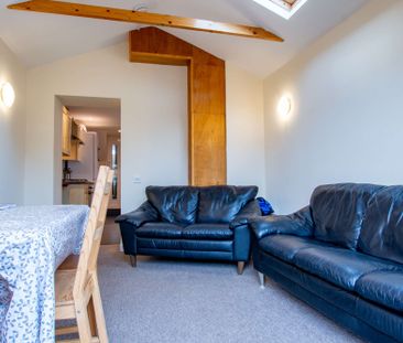 Featuring two stunning designer shower rooms - Photo 1