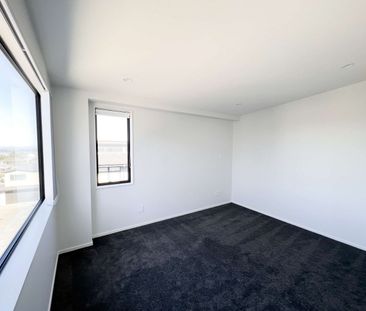 Stylish 4 Bedroom with Study Home in Prime Hillsborough Location - Photo 5