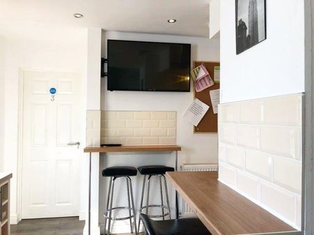 1 bedroom in a house share to rent - Photo 2