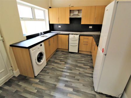 1 bedroom in a house share to rent - Photo 3