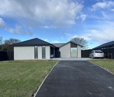 Modern Three Bedroom Home - Photo 1