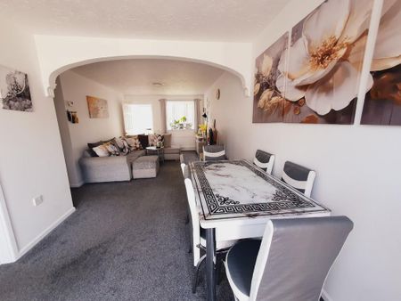 3 bedroom detached house to rent - Photo 3