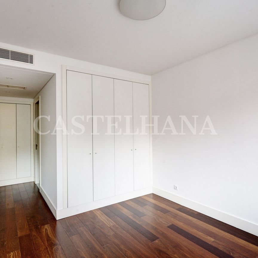 Apartamento T2 com garagem e jardim na Junqueira, Alcântara - Photo 1