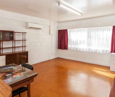 One Bedroom on Queenstown Road! - Photo 4
