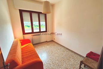 Appartamento con 2 camere, arredato.