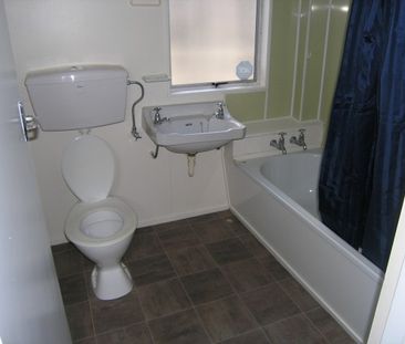 Tidy 2 bedroom unit - Photo 4