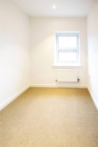 3 bedroom end of terrace house to rent - Photo 4