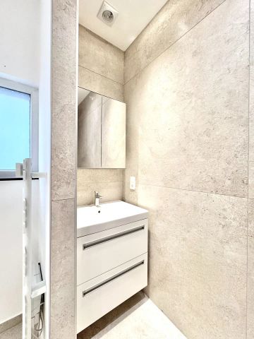 GELIJKVLOERS APPARTEMENT| 2 KAMERS | 1 PARKEERPLAATS | TERRAS - Photo 4