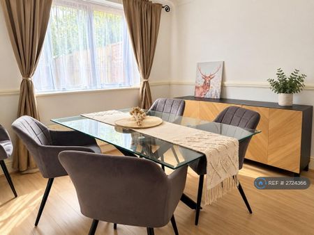 3 bedroom detached house to rent - Photo 2