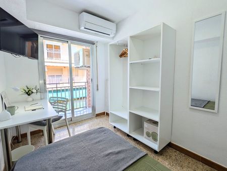 Carrer de Bernat i Baldoví, Burjassot, Valencian Community 46100 - Photo 2