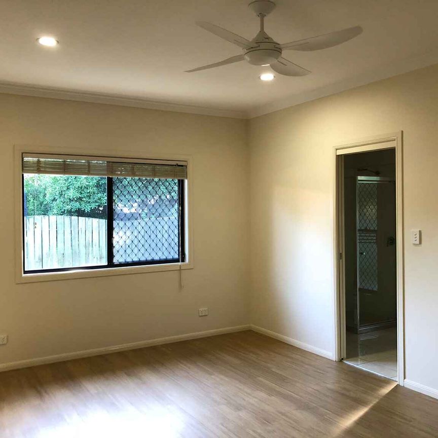 CABOOLTURE - MODERN & TRANQUIL - Photo 1