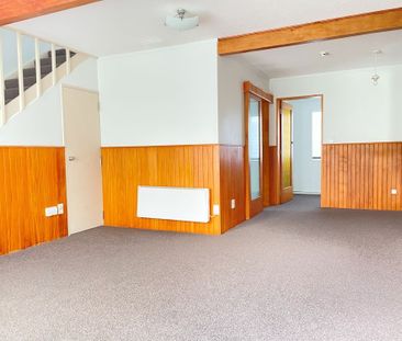 2 Bedroom in sunny Stokes Valley entrance - Photo 3