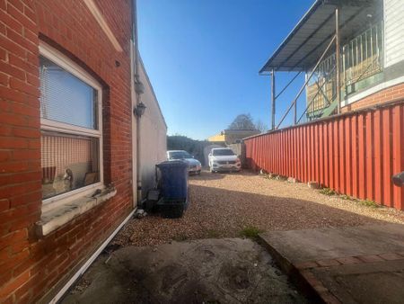 1 bedroom in a house share to rent - Photo 3