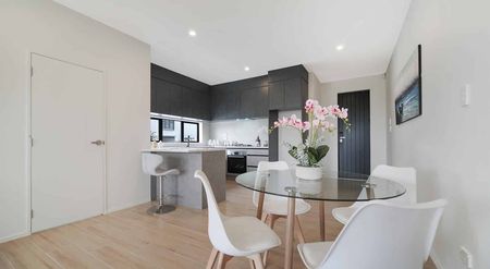 Stunning Three Bedroom Townhouse - Photo 2