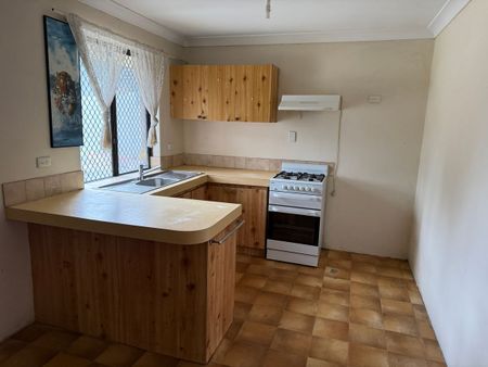 Spacious 3-Bed with Games Room! - Photo 2