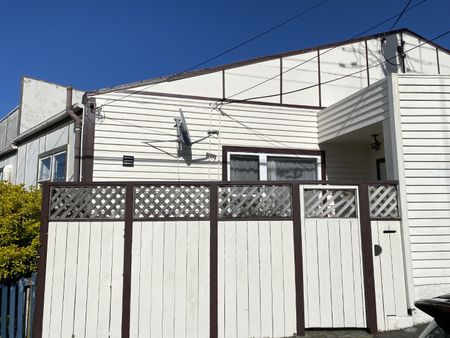 Double bedroom with an ensuite - SHARED RESIDENTAL BOARDING HOUSE IN POPULAR HATAITAI - Photo 5
