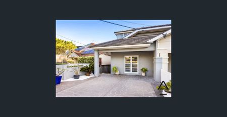 Stunning 4-Bedroom Family Home with Pool – Walk to Coogee Beach - Photo 4