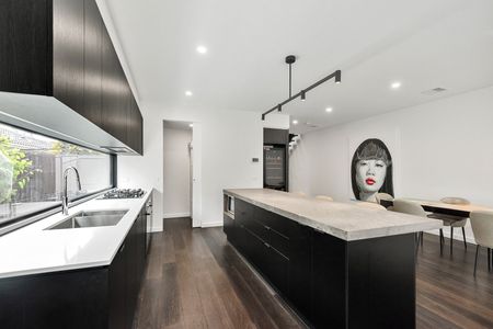 STUNNIG EXECUTIVE TOWNHOUSE IN A PREMIER LOCATION - Photo 5