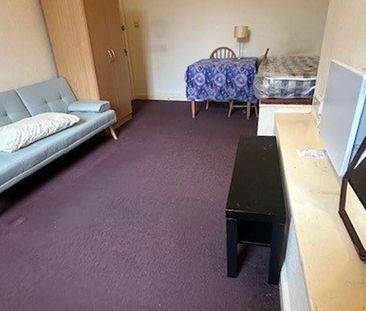 To Let 1 Bed Flat - Photo 4