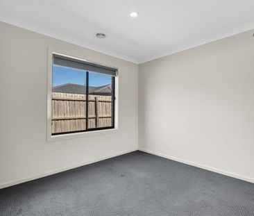 Modern Family Living in Prime Tarneit Location - Photo 4