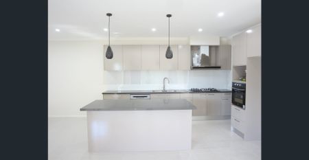 4 Bedroom Practically New House - Photo 4