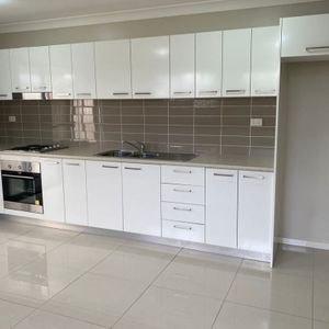 Modern 2-Bedroom Granny Flat in Prime St Marys Location - Photo 2