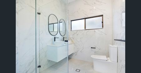 Surprisingly quiet and comfortable home with downstairs retreat - Photo 4