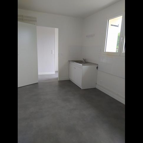 Location Maison 4 pièces 84 m² Lureuil - Photo 1