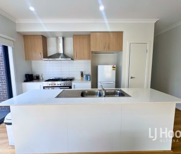Spacious 4-Bedroom Family Home in Harpley Estate - Werribee - Photo 2