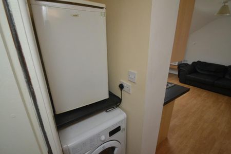3 bedroom flat to rent - Photo 4