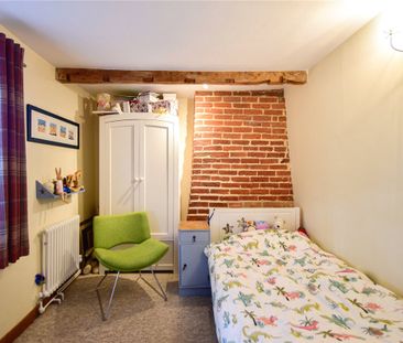 A beautifully presented 3 bedroom end of terrace cottage located ju... - Photo 5