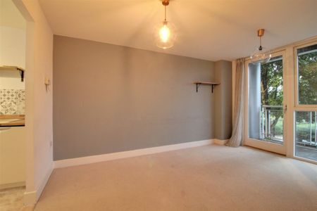 Longleat Avenue, Park Central, Birmingham - Photo 2