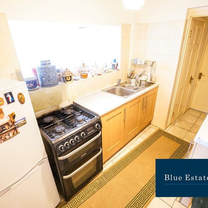 4 bedroom end of terrace house to rent - Photo 1