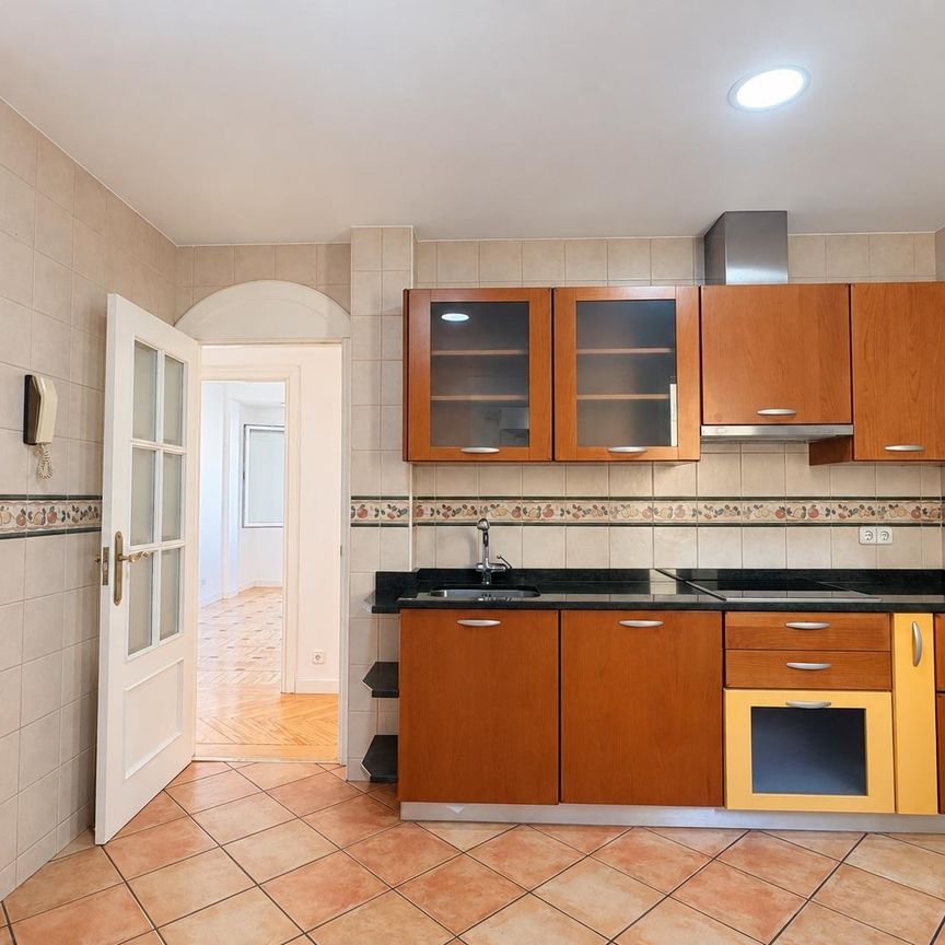 Piso de 2 dormitorios con terraza cerrada junto a Príncipe Pío - Foto 1