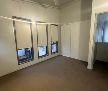 Modern 3 Bedroom 2 Bathroom Townhouse - Photo 3