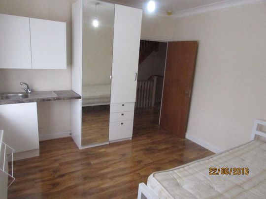 1 bedroom in a house share to rent - Photo 1