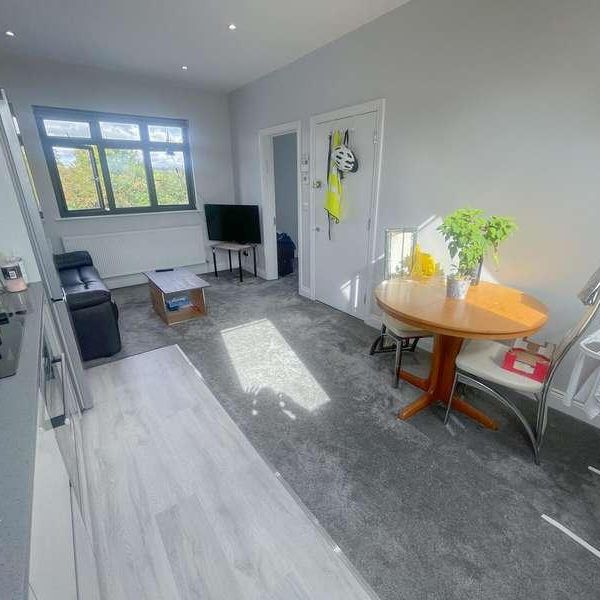 Stunning Bedroom Flat In Fairmead Crescent, HA8 - Photo 1