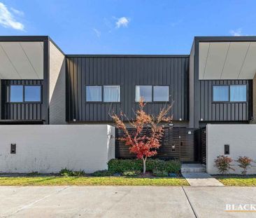 WELL DESIGNED LIGHT FILED TOWNHOUSE - Photo 1