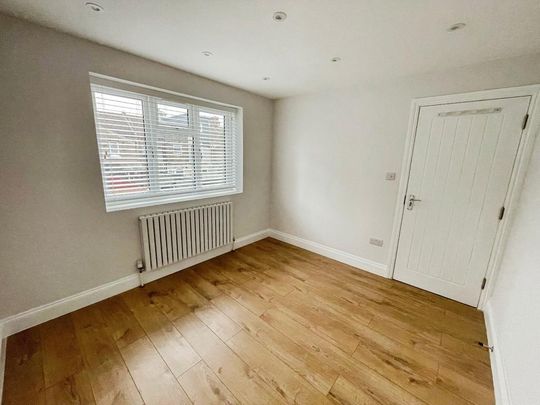 4 bedroom end of terrace house to rent - Photo 1